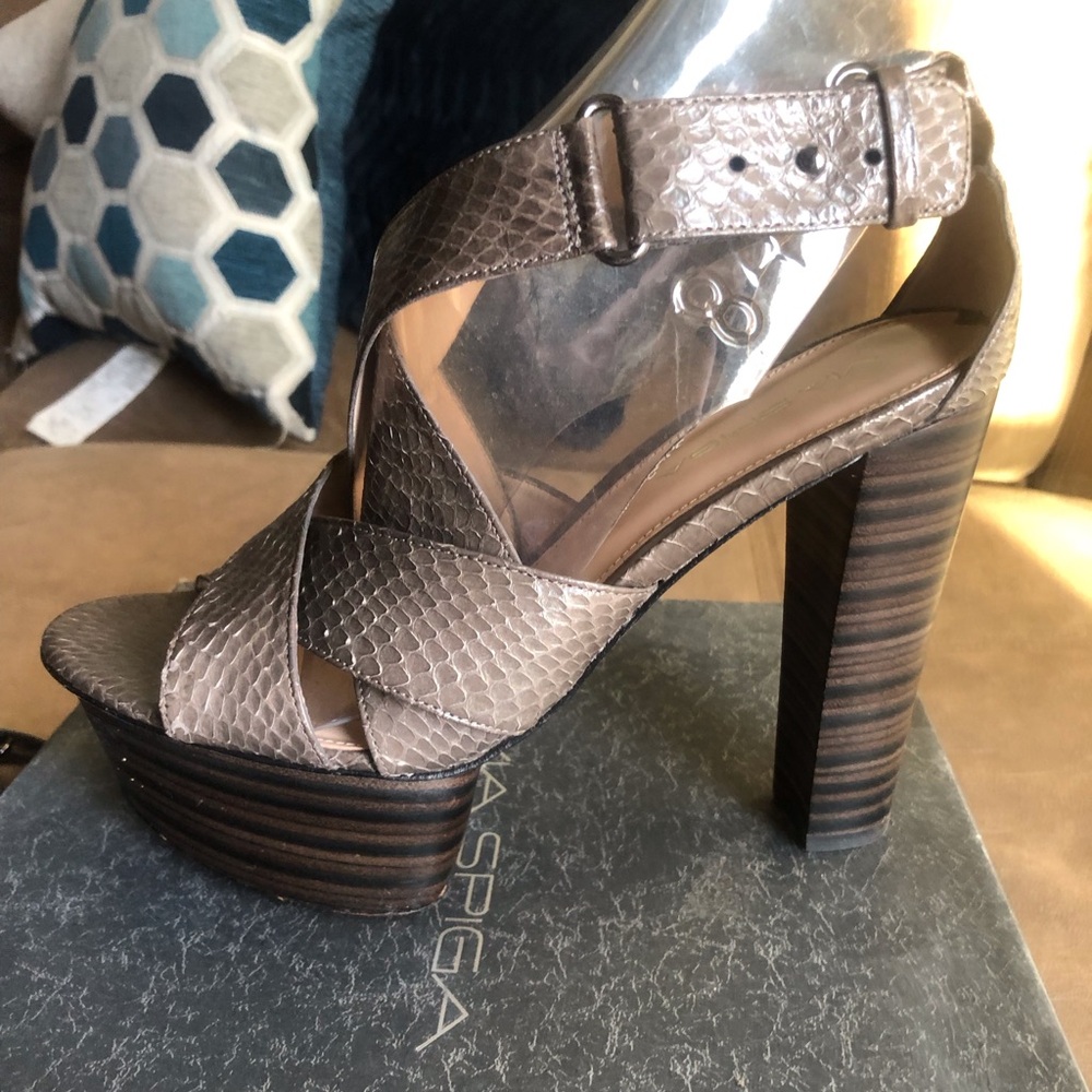 65% OFF!! NIB $200 Via Spiga Leather Platform Heels - 8